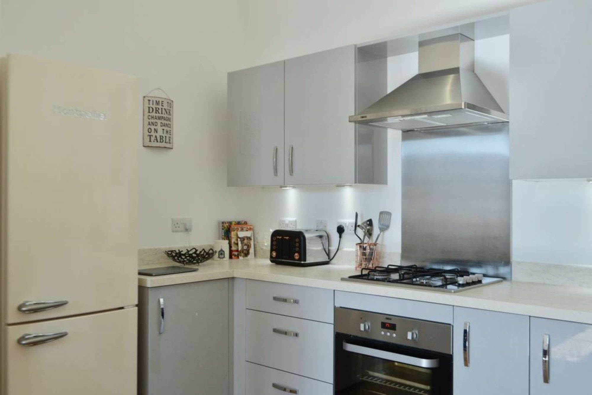 2 Bedroom Apartment In Pilton Edinburgh Eksteriør billede